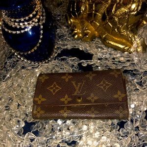 LOUIS VUITTON
Monogram Porte Tresor International Wallet